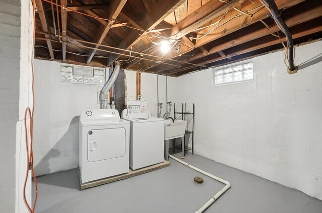 Building Photo - 2695 Bellwood Ave