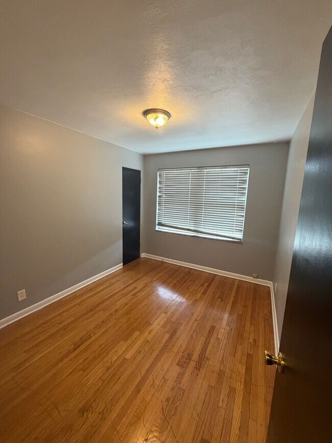 Building Photo - 1315 Mendell Dr