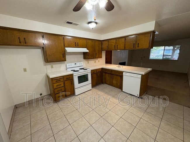 Building Photo - 2038 S Cain St