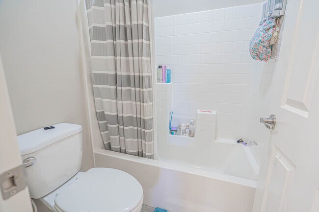 Building Photo - Beautiful 5-Bedroom Home with Outdoor Entertainer's Area in Valencia!