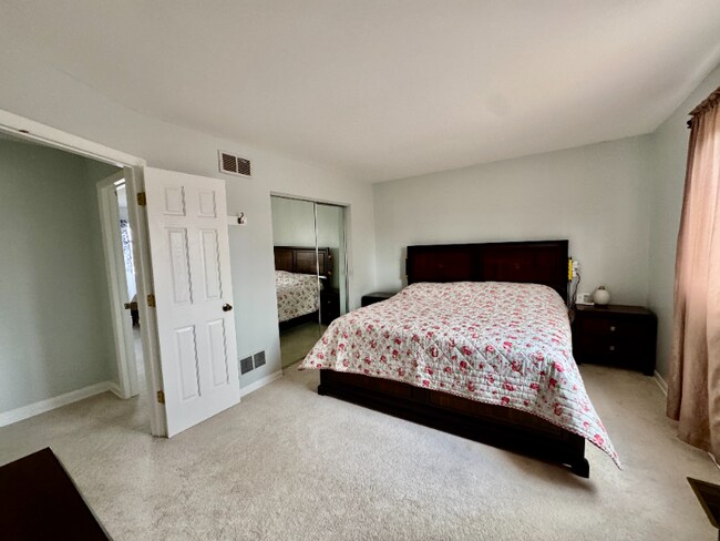 Building Photo - 111 White Oak Dr