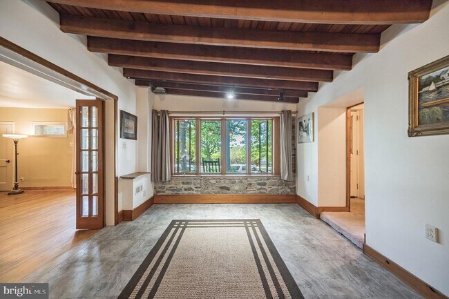 Building Photo - 800-2-802 E Cathedral Rd