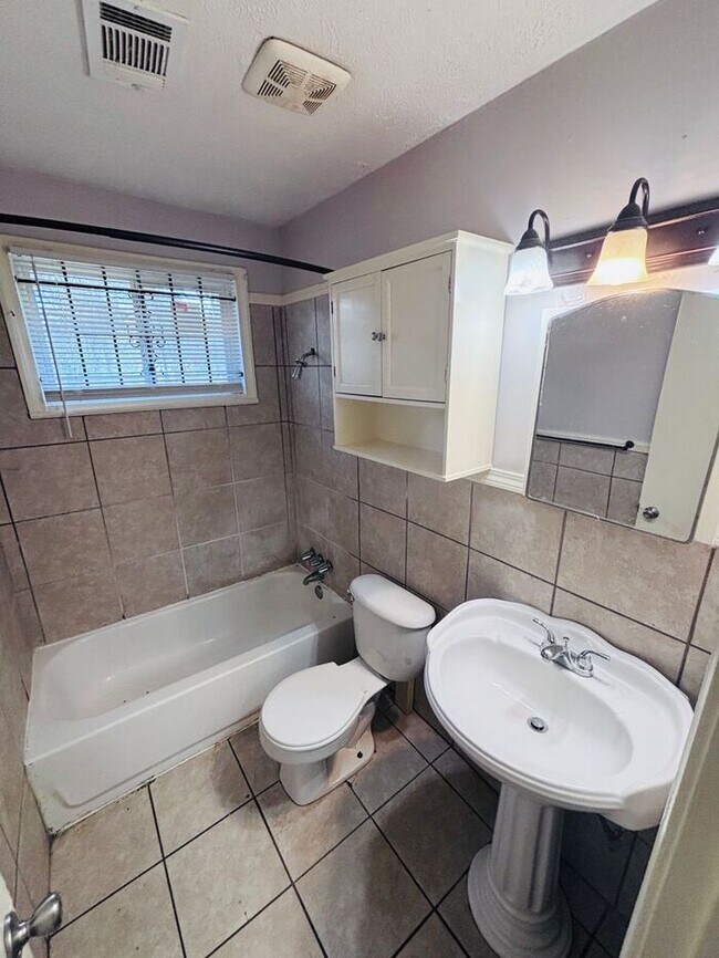 Building Photo - Charming 3-Bedroom Home in a Convenient Lo...