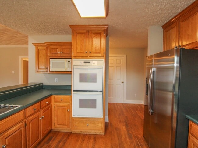 Building Photo - Spacious home!