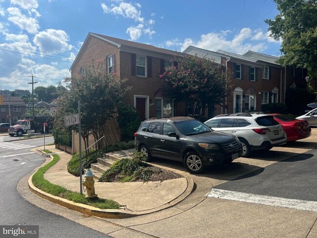 Building Photo - 2029 S Glebe Rd