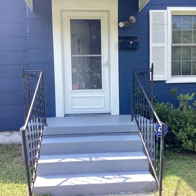 Building Photo - 516 Watson Ave