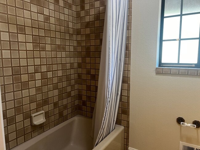 Building Photo - MORGAN HILL Expansive 6 bedroom, 4.5 bathroom home