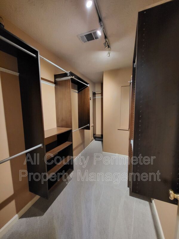 Building Photo - 2438 Kings Arms Dr