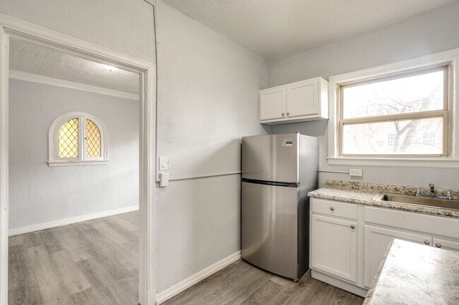 Building Photo - 2-Bedrooms
