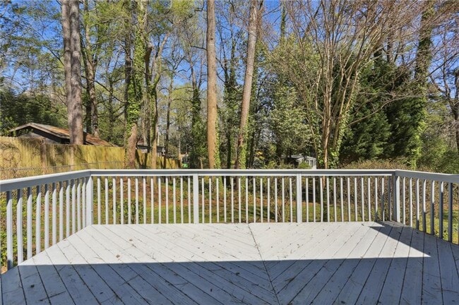 Building Photo - 3684 Northlake Dr