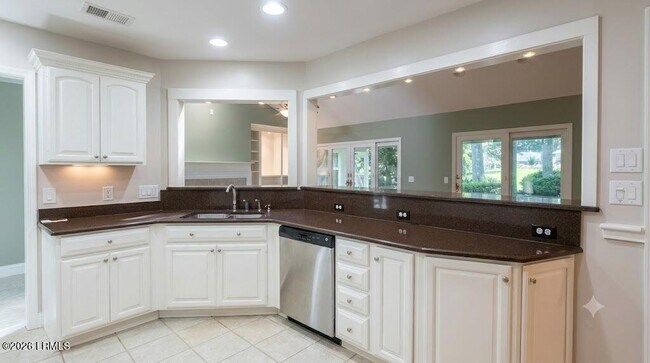 Building Photo - 1305 Rowland Dr