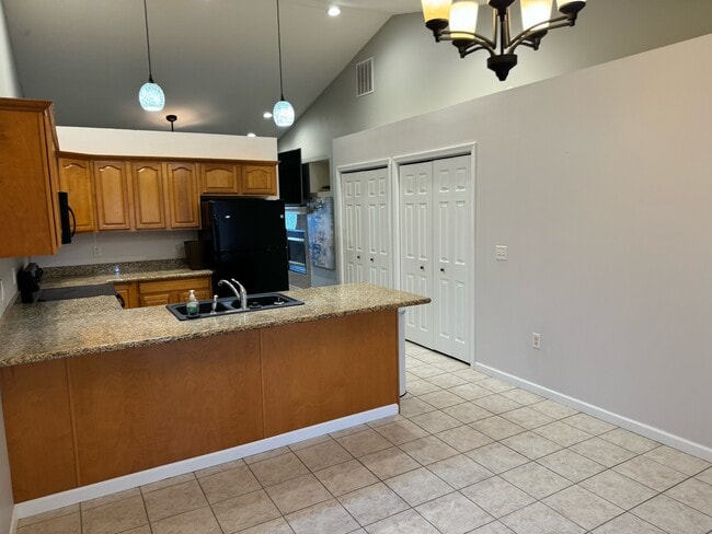 Building Photo - 1364 Milldale Dr
