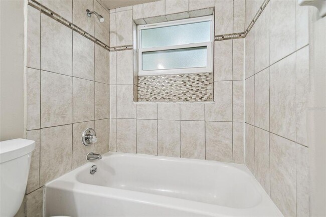 Building Photo - 923 E Lotus Ave