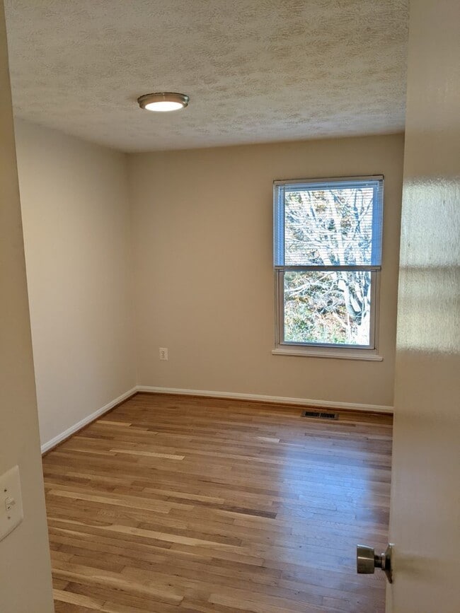 Building Photo - Renovated townhouse in established Frederick neighborhood ready mid February!
