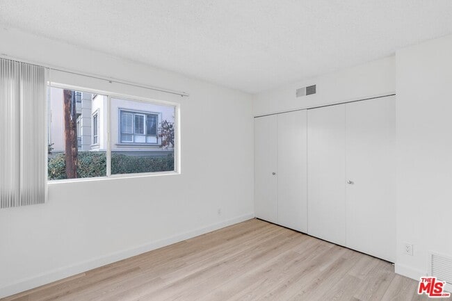 Building Photo - 825 S Gretna Green Way