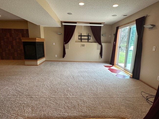 Building Photo - Spacious Single Family Home, Fireplace, 3....