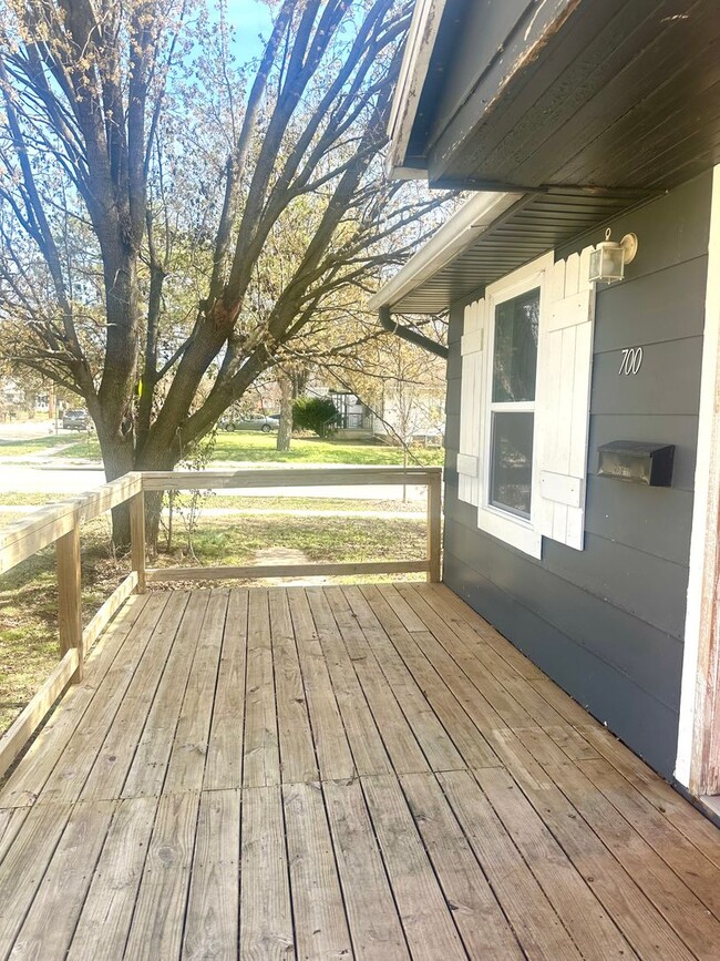 Building Photo - Spacious 4 Bed Home Near Bass Pro with Detached Garage & Fenced Yard