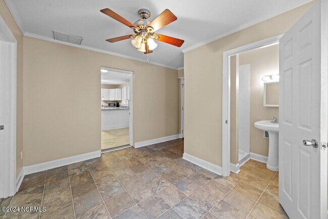 Building Photo - 1306 E 1st St