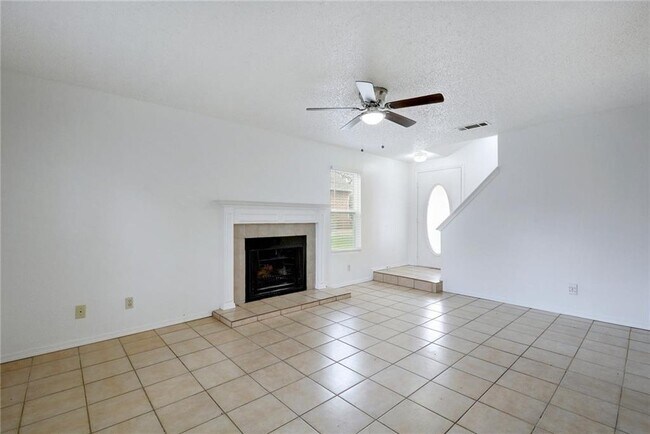Building Photo - 6102 Parkwood Dr