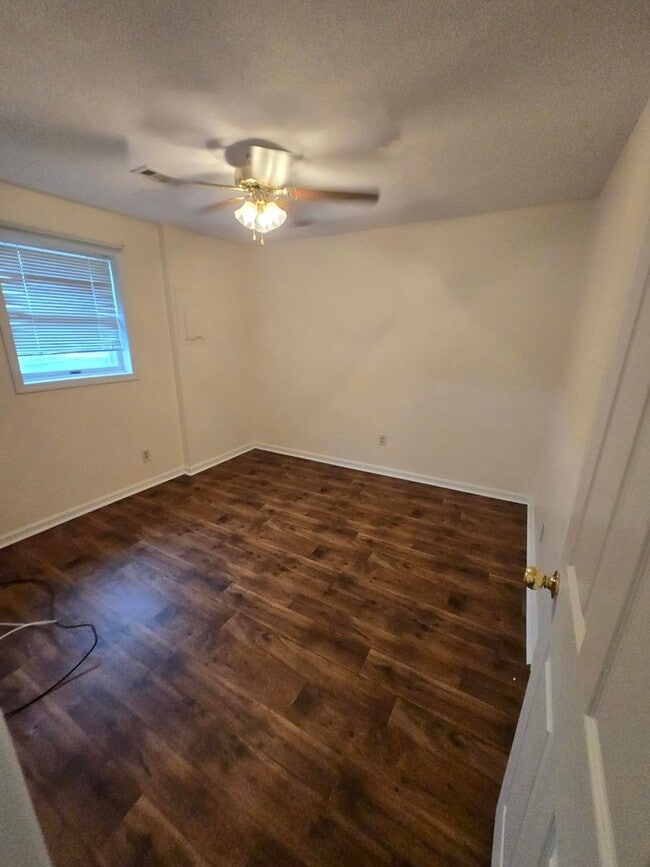 Building Photo - **Charming 3-Bed, 2-Bath Duplex Apartment with Spacious Garage and Large Back Porch**