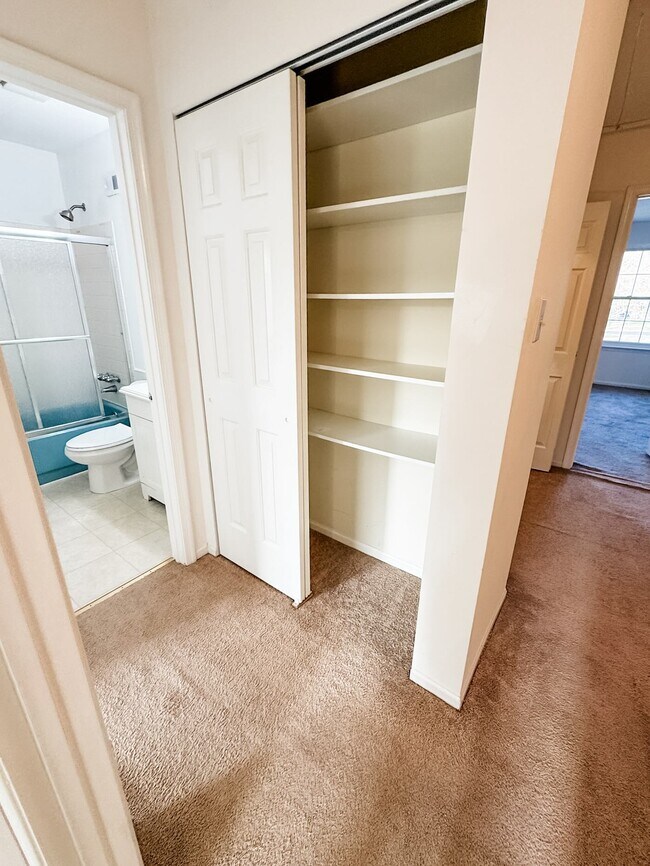 Building Photo - 3004 Shawnee Green