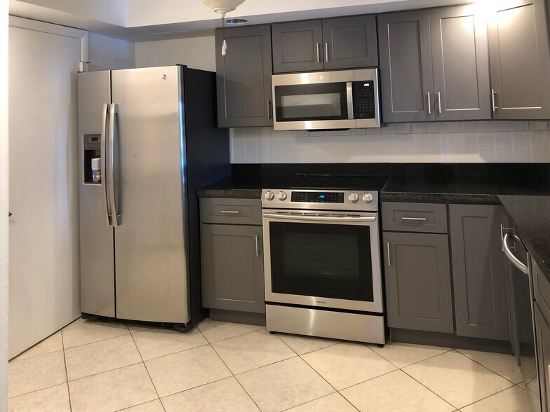 Building Photo - 640 Tennis Club Dr