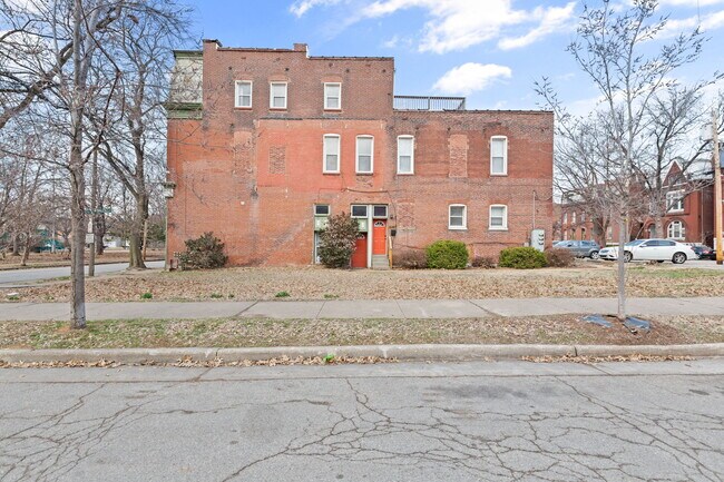 Building Photo - 2005 Lynch St