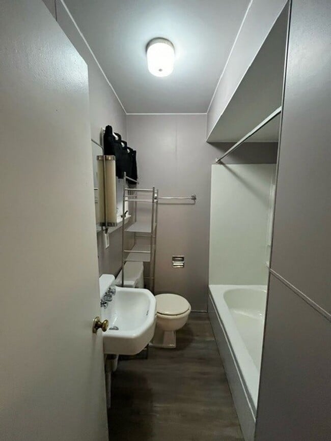 Building Photo - 2 Bedroom 1 Bathroom