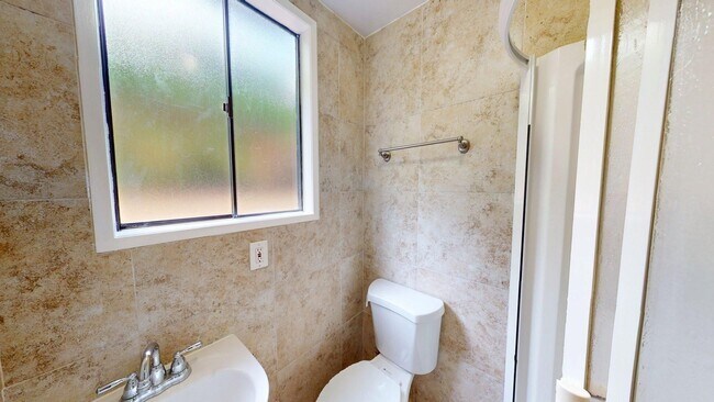 Building Photo - Newly Remodeled Spacious 4-Bed Home Availa...