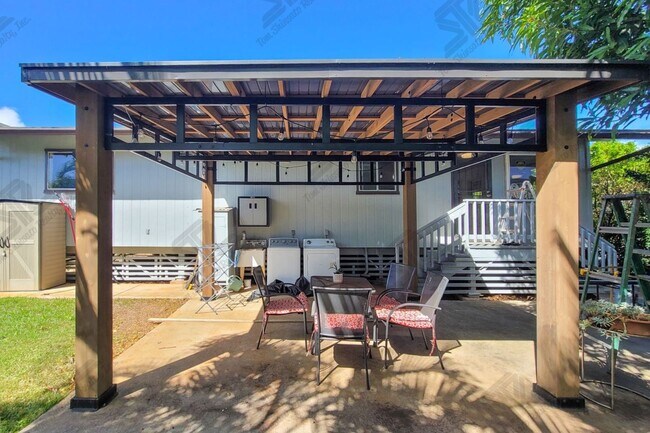 Building Photo - 3BR / 2Bath / 3Pkg - Home in Aiea!