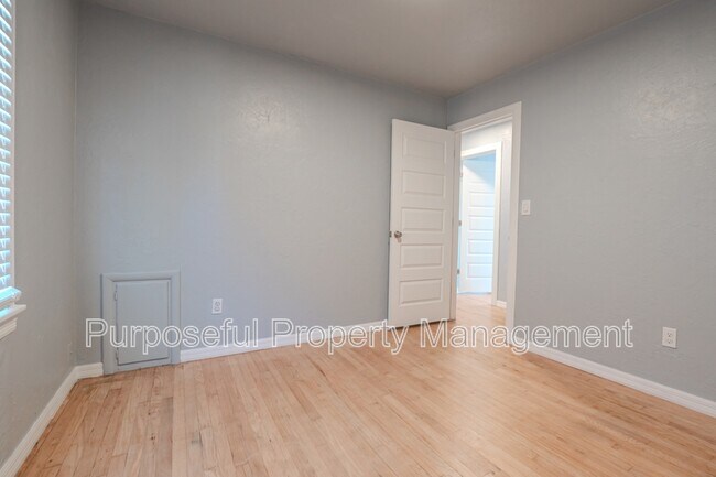 Building Photo - 4712 N Sterling Ave