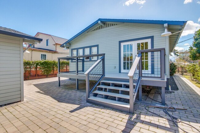 Building Photo - Updated Bungalow located in Downtown Redwood City & 15 miles from SF International Airport