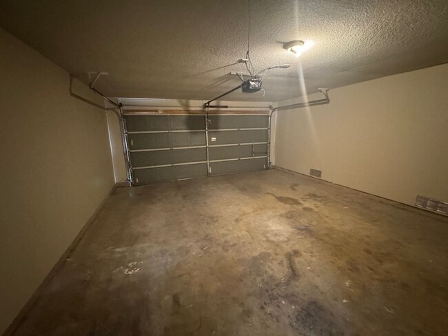 Building Photo - COMFORTABLE HOME | SINGLE STORY  |  CLOSE TO HWY 151 & 410 | SHOPPING & RESTAURANTS