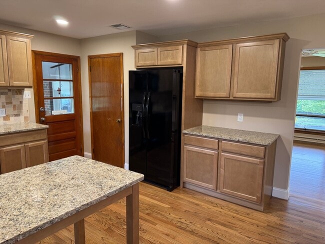 Building Photo - Stunning 3-bedroom, 3-bathroom single family home