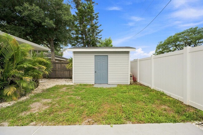 Building Photo - 2953 Oak St