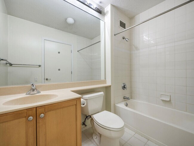 Building Photo - 400 N La Salle Dr