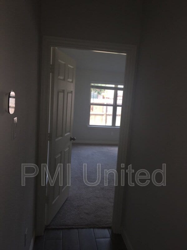 Building Photo - 3005 Cliffview Dr