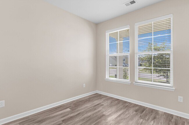 Building Photo - Convenient Location with Modern Amenities