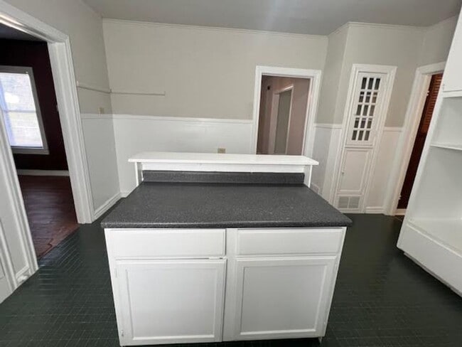 Building Photo - 3619 Fort Ave