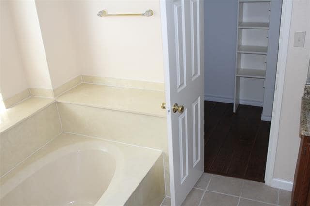 Building Photo - 4112 Howard Dr