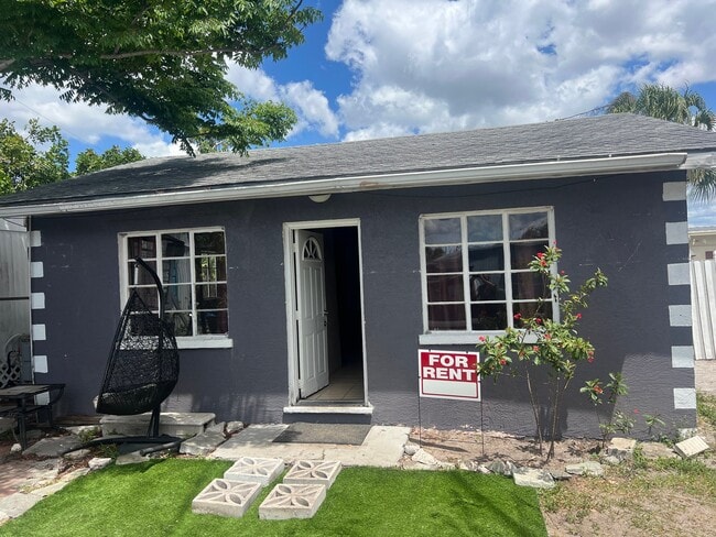 Building Photo - 1806 36th Ave W