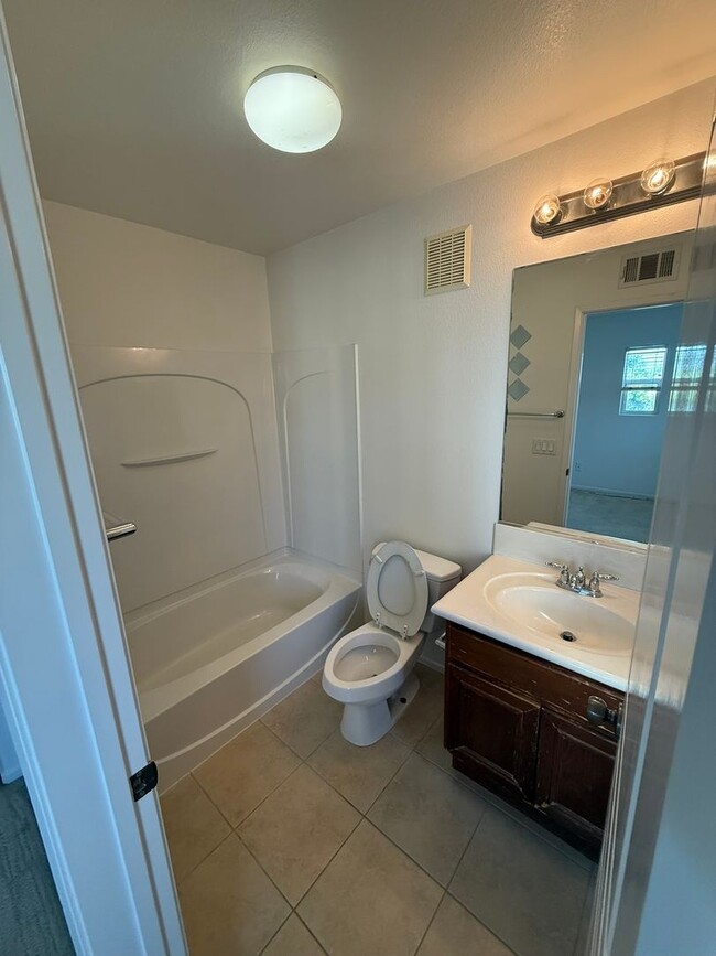 Building Photo - 3 bed 3 bath by Cal Sate!