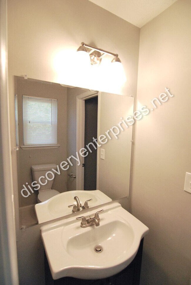 Building Photo - JUST REDUCED! 4 Bdrm / 2 Bath Home - 1st m...