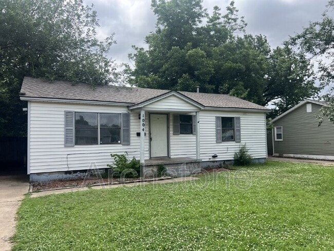 Building Photo - 1004 Sandra Dr