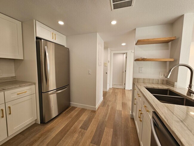 Building Photo - Cherry Creek Beautiful and Bright 1 Bed 1 Bath Condo