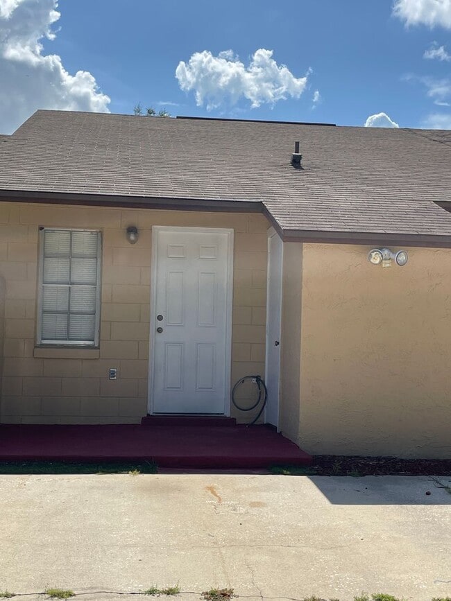 Building Photo - Duplex for lease