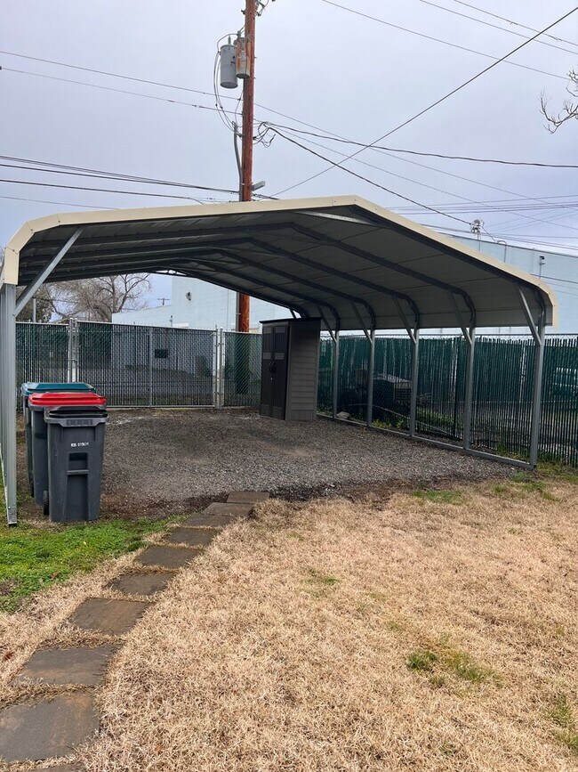 Building Photo - Single Family 2 Bedroom 1 Bath Home on Large Fenced Lot