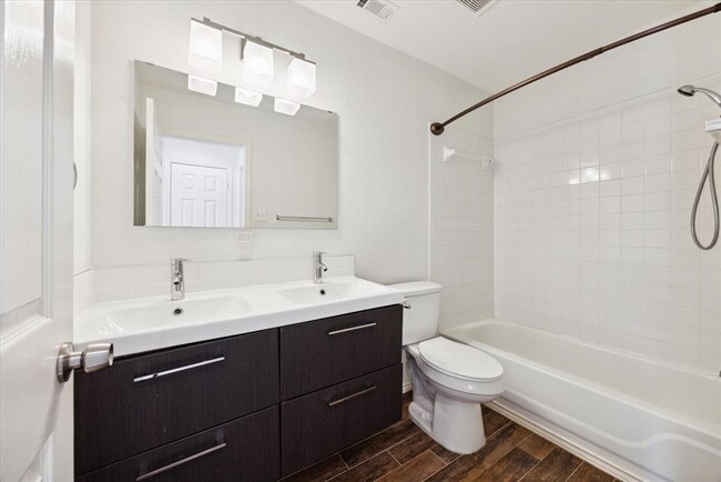 Building Photo - 15721 Ecorio Dr
