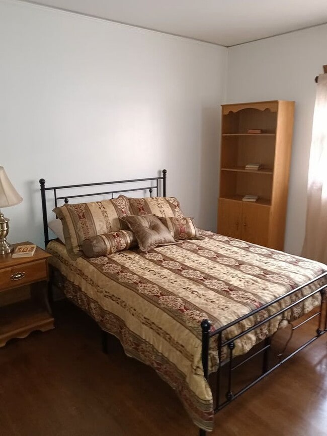 Building Photo - Fully furnished will all utilities included! 2 bed/1 bath, washer & dryer, central location! Shor...