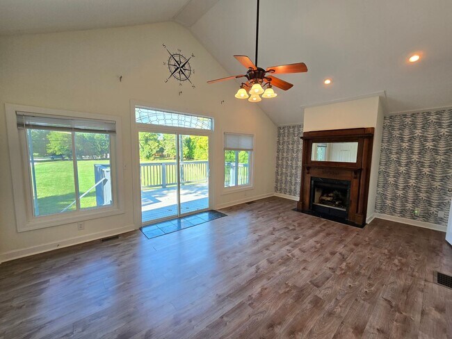 Building Photo - Charming Elevated 1-Bedroom Home Near River Road with Den